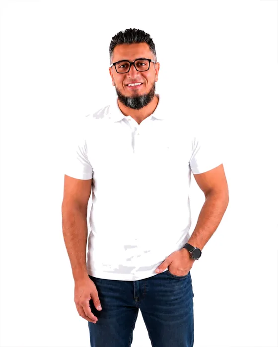 أحمد أمير — صورة شخصية في الاستوديو